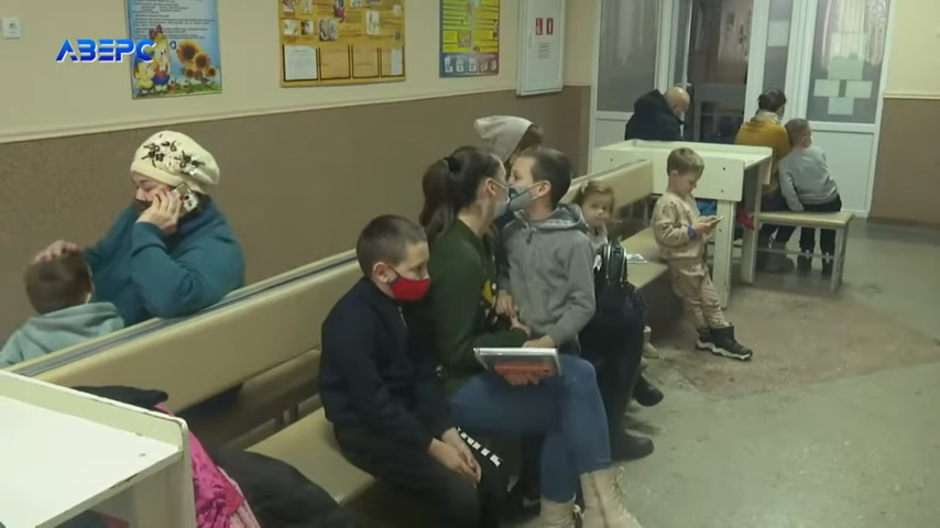 Луцькі діти масово хворіють: в поліклініках довжелезні черги до педіатрів (відео)