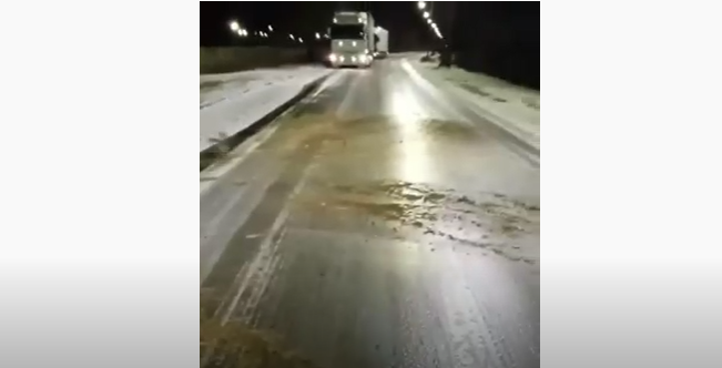 Ожеледиця: у Ковелі водії вантажівок самі посипають дорогу піском (відео)