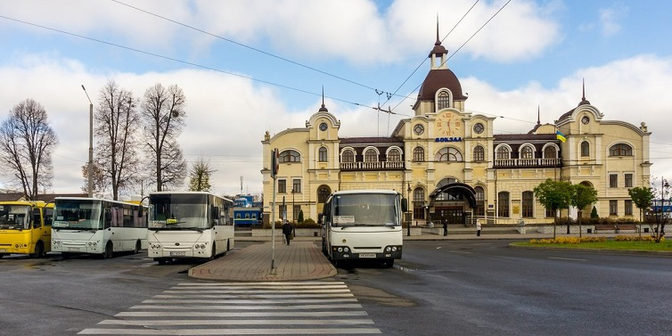 У Луцьку біля вокзалу буде платна парковка замість стоянки маршруток (відео)