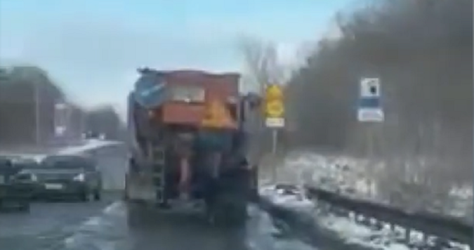 На Волині комунальники посипали щебенем калюжі на дорозі (відео)