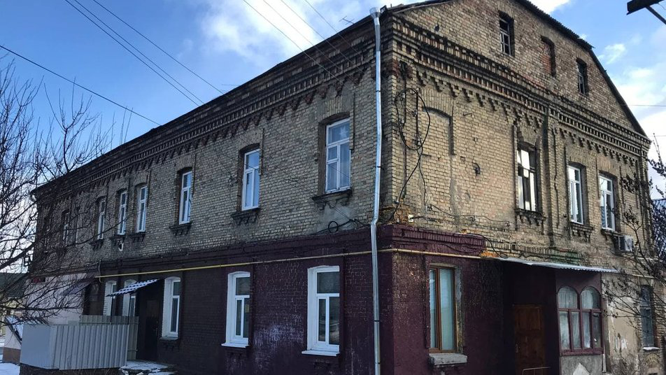 У Луцьку руйнується старий будинок: люди нарікають на комунальників, ті – на борги