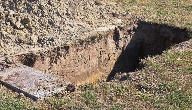 На Одещині чоловік розкопав могилу, щоб переконатися в смерті начальника