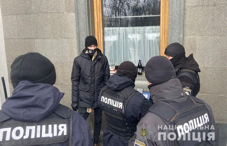 У Києві чоловік кинув молоток у вікно Верховної Ради (фото)