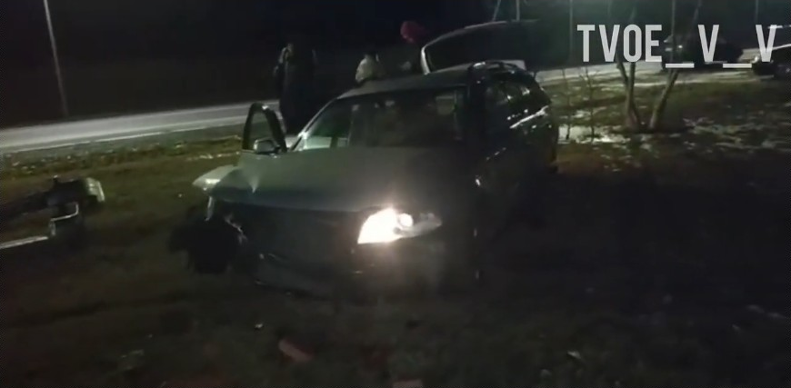 Відірвало колеса: у Володимирі автомобіль влетів у острівець безпеки (відео)
