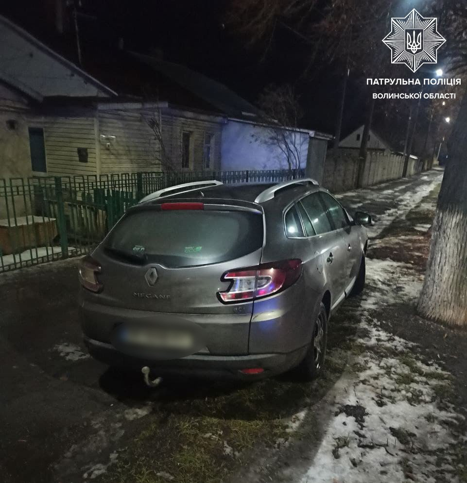 У Луцьку п'яний водій без «прав» їздив тротуаром (відео)