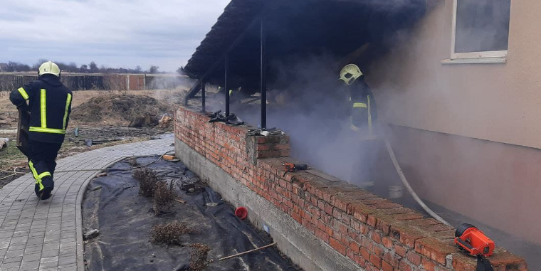 У селі під Луцьком загорілися дрова у підвалі приватного будинку (фото, відео)