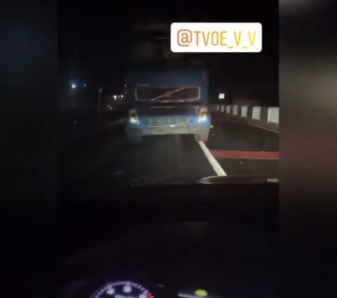 Автомобіль злетів у кювет: у Володимирі зіткнулися ВАЗ і Volvo (відео)