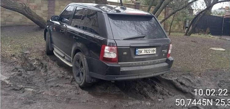У Луцьку муніципали оштрафували водія Land Rover за знищений газон (фото, відео)