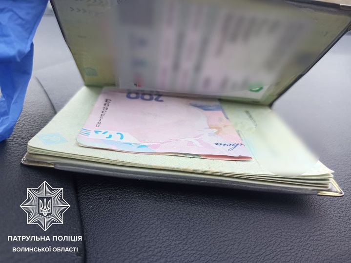 Хотів «відмазати»: у Луцьку товариш водія дав хабар патрульним