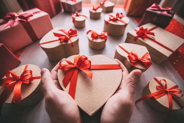 Що подарувати на День святого Валентина: романтичні ідеї для другої половинки