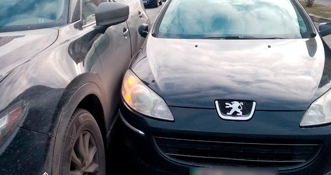 Невдалий обгін: у Ковелі «потерлися» Peugeot і Mazda (фото)
