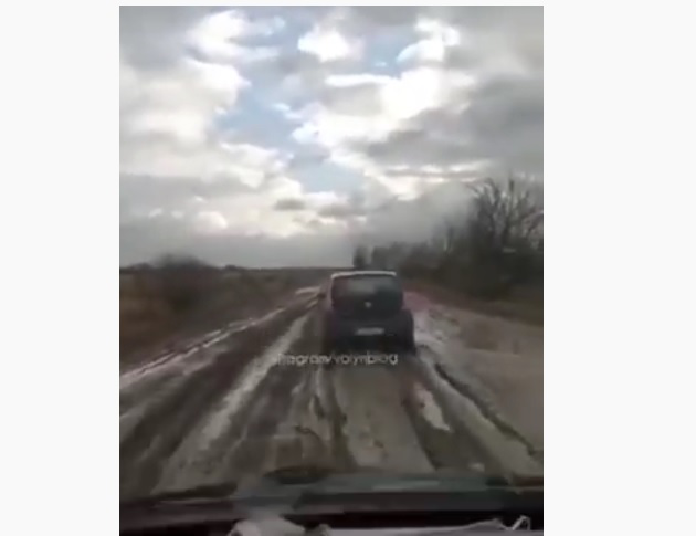 Суцільна багнюка: показали, на що перетворилася дорога на Ратнівщині (відео)