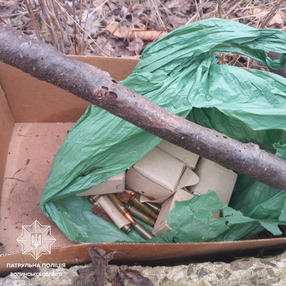 У Луцьку посеред вулиці патрульні виявили коробку із боєприпасами