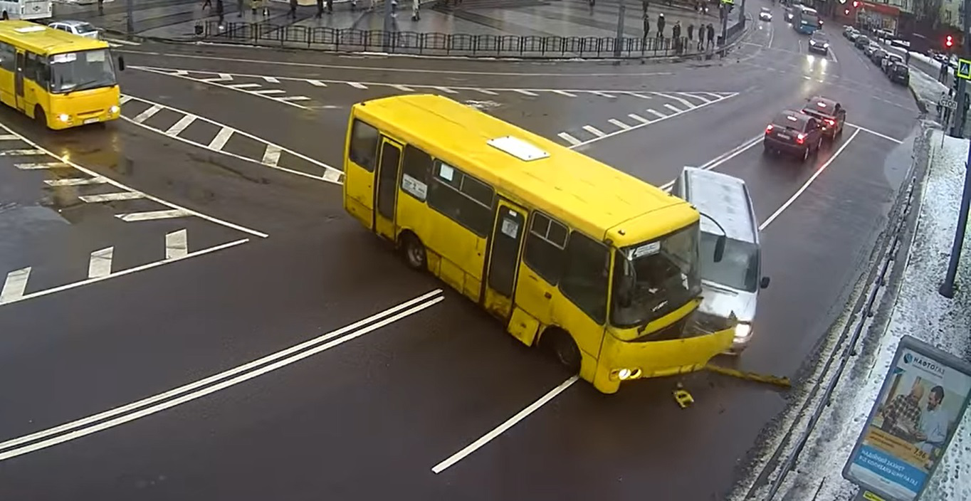 У центрі Луцька бус в'їхав у маршрутку з пасажирами: є постраждалі (відео)