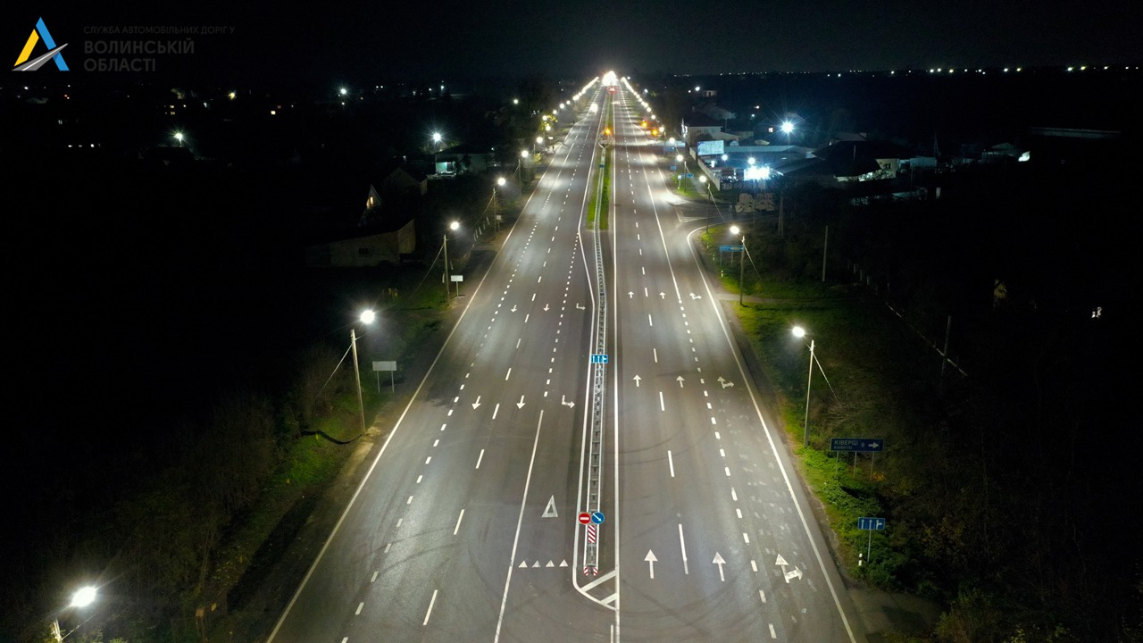 Волинські дорожники розповіли, на яких автошляхах зараз встановлюють освітлення