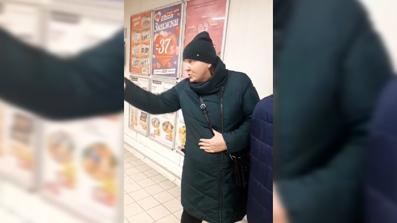 Кричала та відмовилася вдягати маску: у Луцьку жінка поскандалила в супермаркеті (відео)