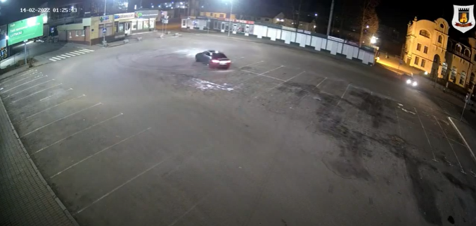 У Луцьку на автостоянці вночі дрифтував «мерседес» (відео)