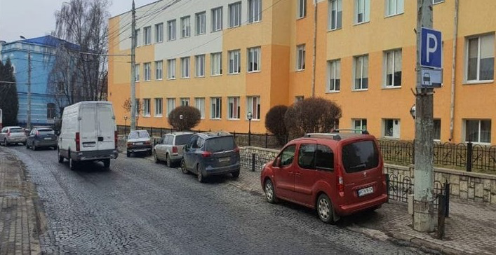 Муніципали пояснили, як правильно паркуватися в центрі Луцька (фото)