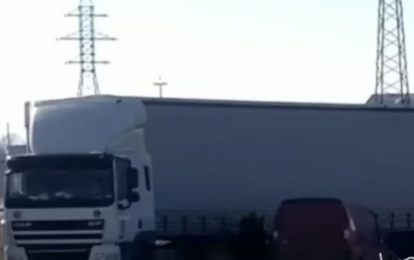 У Луцьку біля «Епіцентру» сталася ДТП – фура не розминулася з бусом (відео)