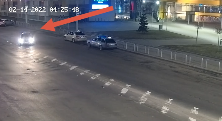 Їхав «зустрічкою» з пасажиром: у Луцьку камери зловили таксиста-порушника (відео)