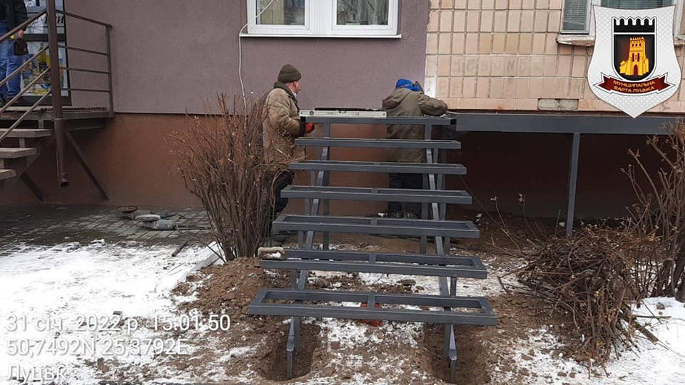 Біля багатоповерхівки в Луцьку встановили незаконні сходи. Їх знесуть (фото)