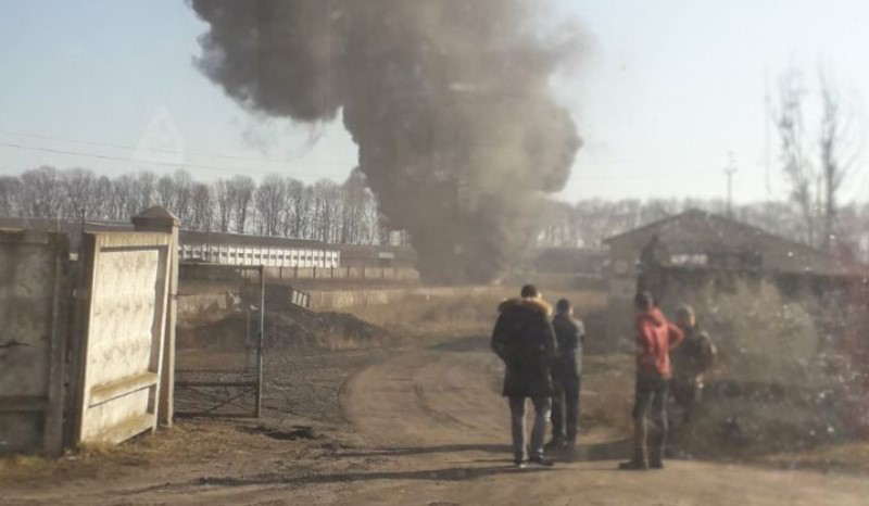 🔥 Чорний стовп диму: в Луцьку на Мамсурова горить цистерна зі смолою (фото, відео)