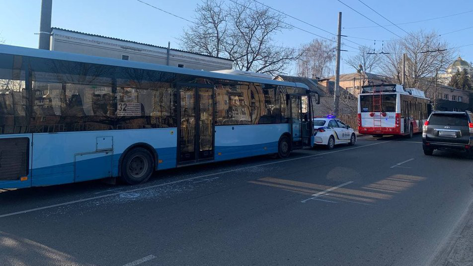 Розбиті вікно та двері: у Луцьку не розминулися тролейбус і маршрутка (фото, відео)