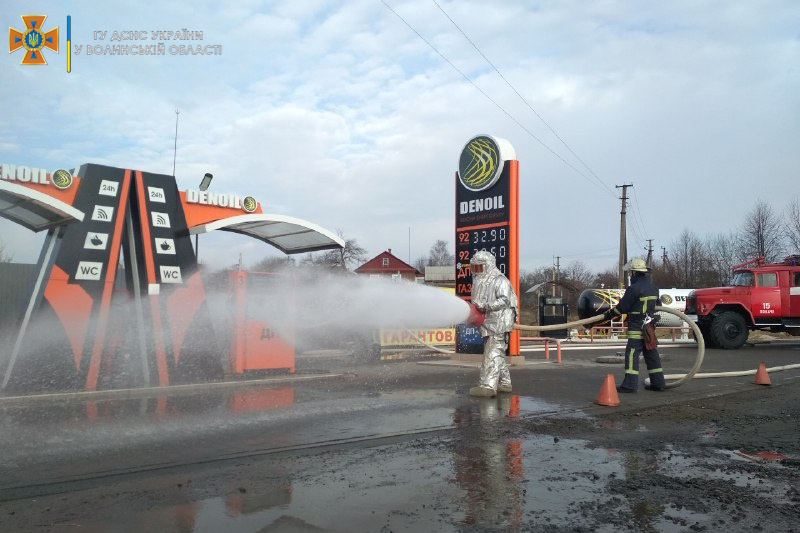 Евакуювали людей та автомобілі: на АЗС у Локачах працювали рятувальники (фото)