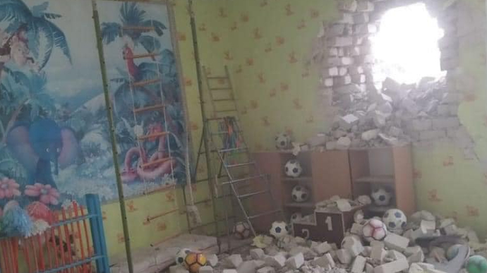 Окупанти на Донбасі обстріляли з артилерії дитсадок, є потерпілі (фото)