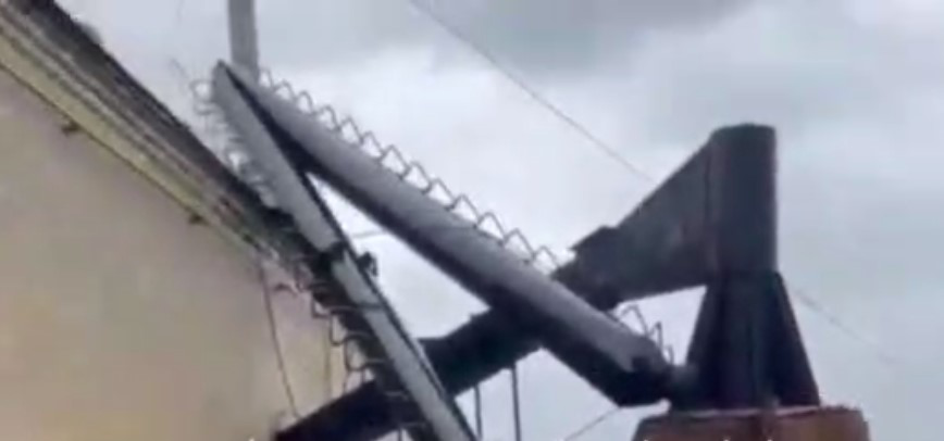 У селі Луцького району потужний вітер обвалив металеву трубу котельні (відео)