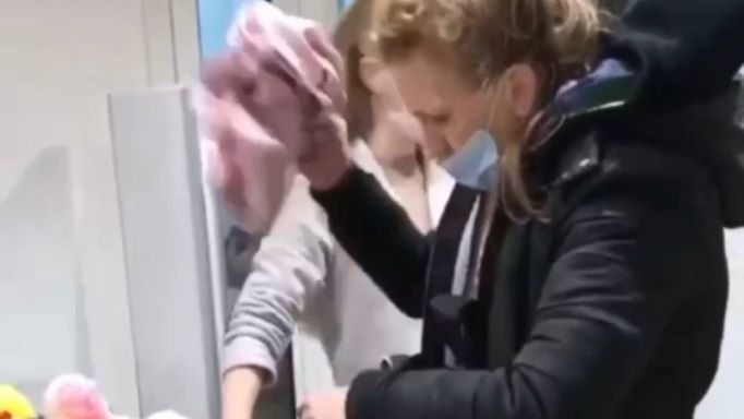 У Луцьку жінка на собі хотіла винести одяг із секонд-хенду (відео)