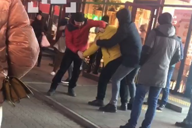 У Луцьку біля «Гостинця» неадекват влаштував епічну бійку (відео)