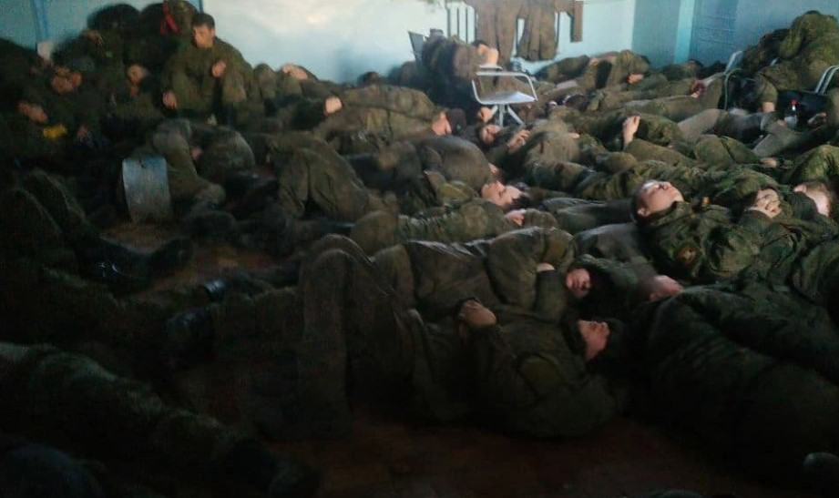 Сплять на брудній підлозі: показали в яких умовах живуть російські солдати на кордоні (фото, відео)