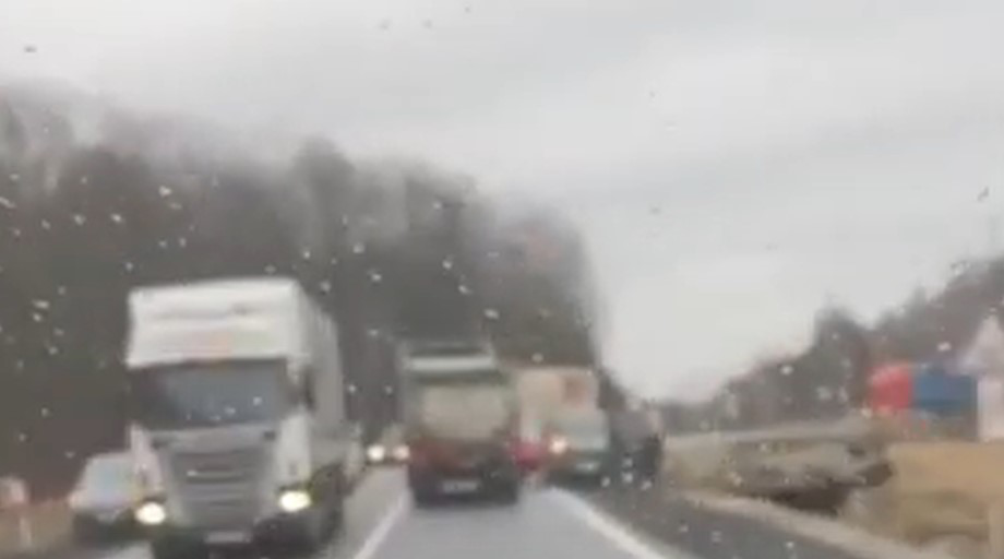 Авто перекинулось на дах: на автодорозі Ковель – Луцьк сталася ДТП (відео)