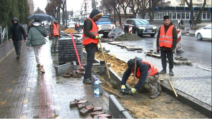 Тимчасово перекриють дорогу: у Луцьку відновили ремонт проспекту Волі (фото, відео)
