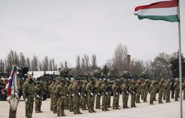 Угорщина стягує війська до українського кордону