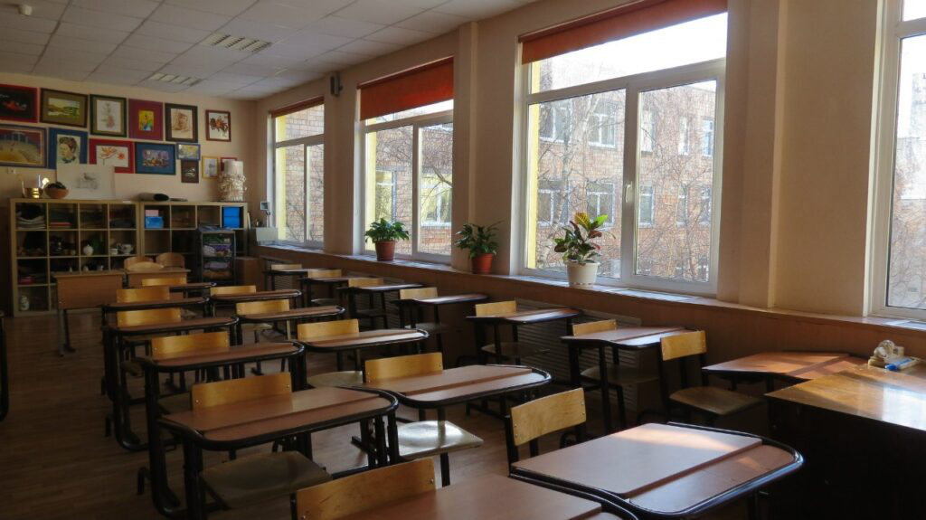Чути вибухи: у Луцьку призупинили навчання в школах і садочках (відео)
