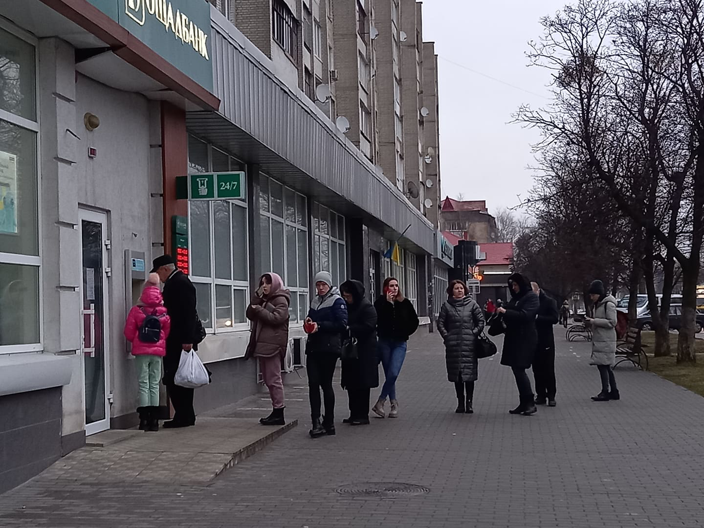 У Луцьку – довжелезні черги до банкоматів (відео)