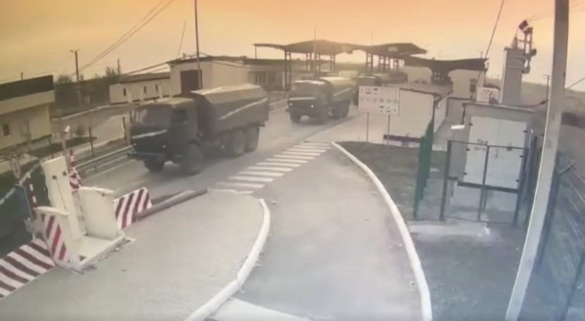 З окупованого Криму рухається колона російської військової техніки (відео)