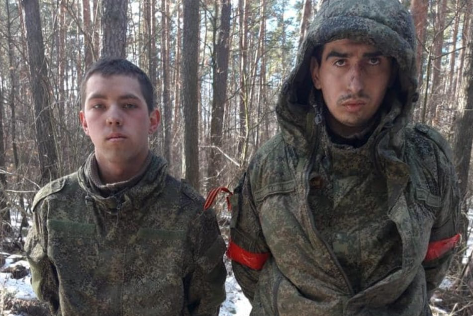 Українські військові захопили в полон двох російських військових (фото)