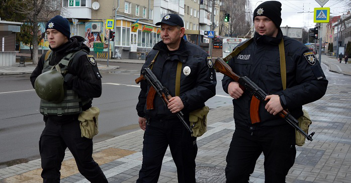 Вулиці Луцька контролюють озброєні автоматами поліцейські (фото)