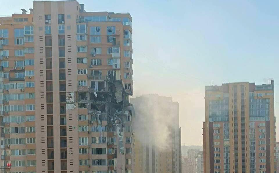 Російський снаряд влучив у київську багатоповерхівку: мешканців евакуюють