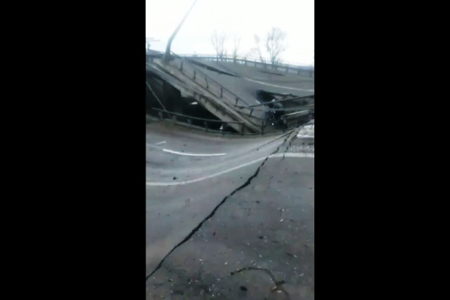 Підірвали міст на трасі Київ-Житомир, проїхати неможливо (відео)