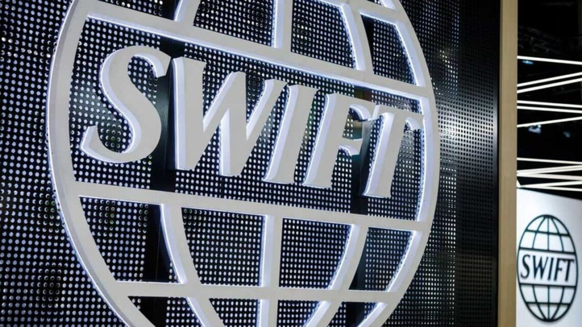 Російські банки відключають від SWIFT