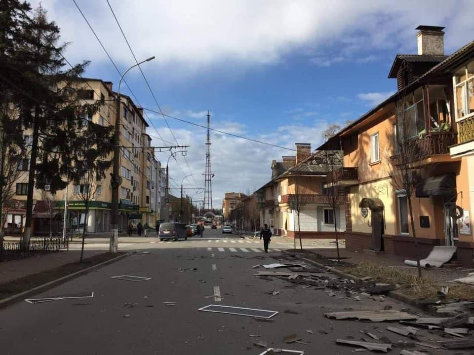 Російські війська завдали ракетного удару по центру Чернігова: фото наслідків