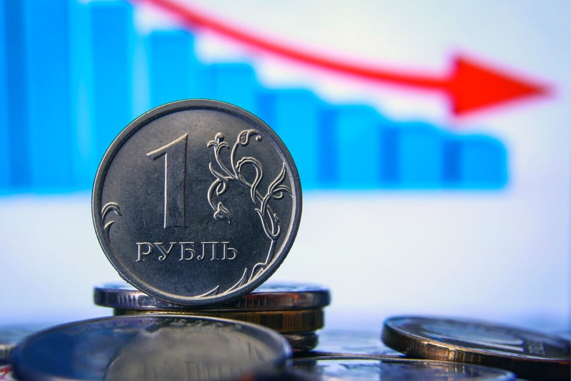 Російський рубль стрімко обвалився