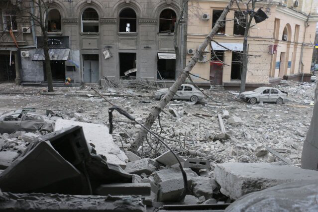 У Харкові окупанти здійснили авіаудар на житловий будинок: загинуло восьмеро людей