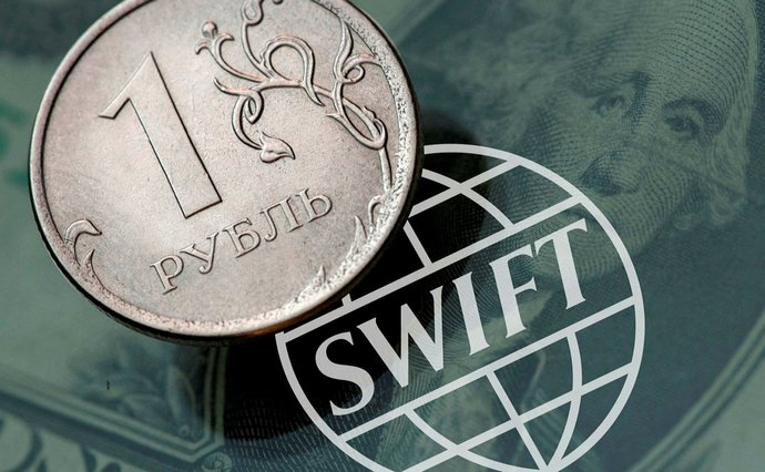 ЄС відключає від SWIFT банки Росії та виводить євро з країни-агресора