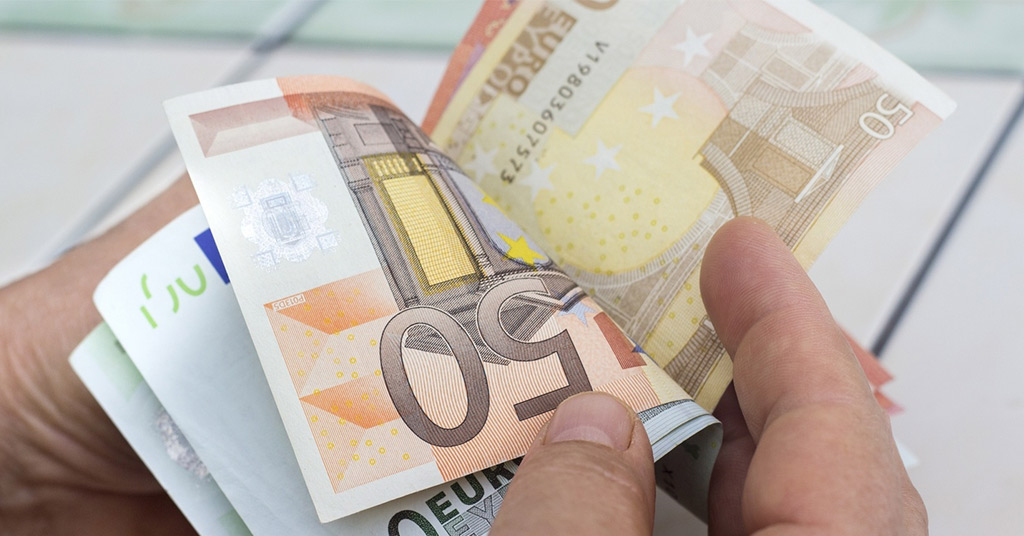 ЄС забороняє ввозити в Росію готівку в євро