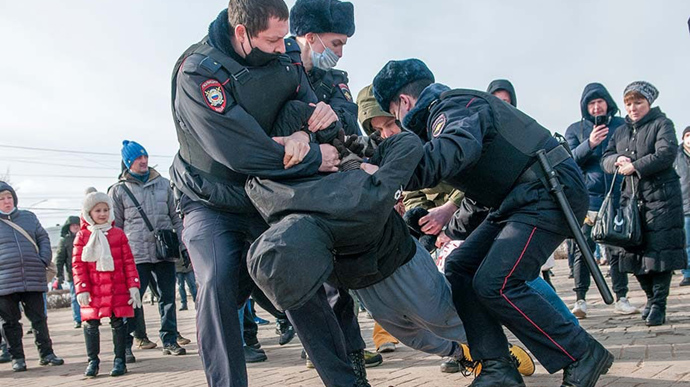 На антивоєнних акціях у Росії затримали понад 4 тисячі людей